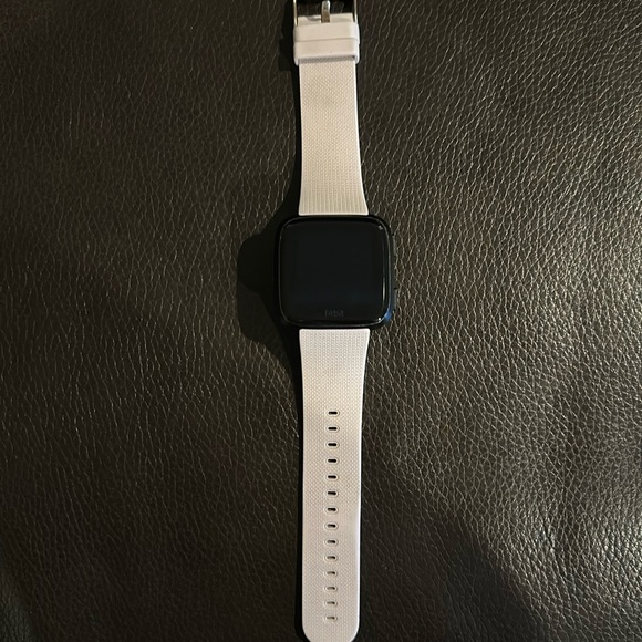 Fitbit Versa - Picture 2 of 3